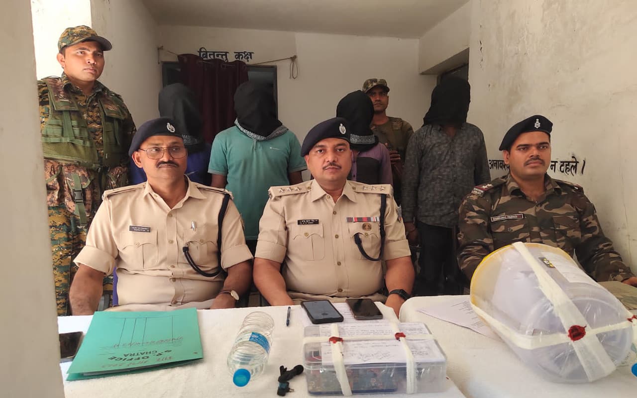 झारखंड : इनामी नक्सली मनोहर गंझू दस्ते के 4 सहयोगी चतरा के टंडवा से गिरफ्तार, बाइक समेत नक्सली पर्चा बरामद