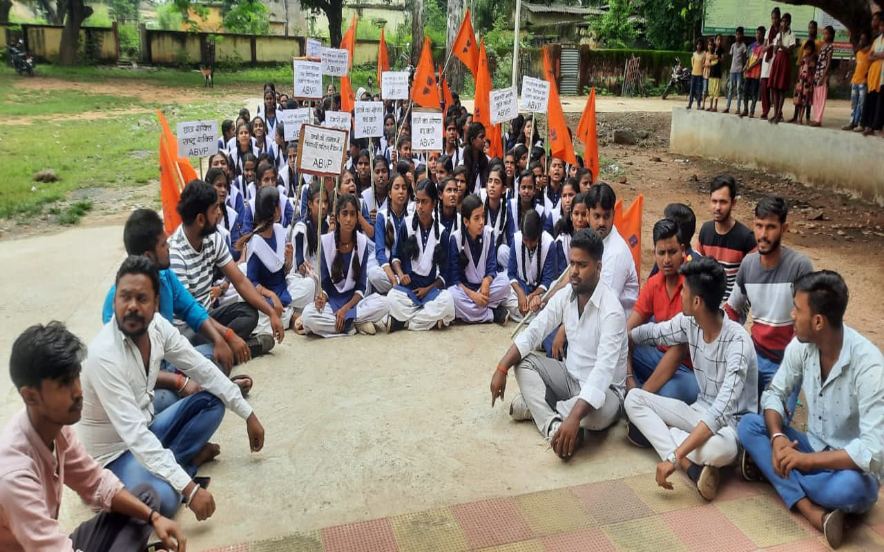 Jharkhand News: स्कूल छोड़ धरना पर बैठी इटखोरी के प्रोजेक्ट गर्ल्स हाई स्कूल की छात्राएं, जानें कारण