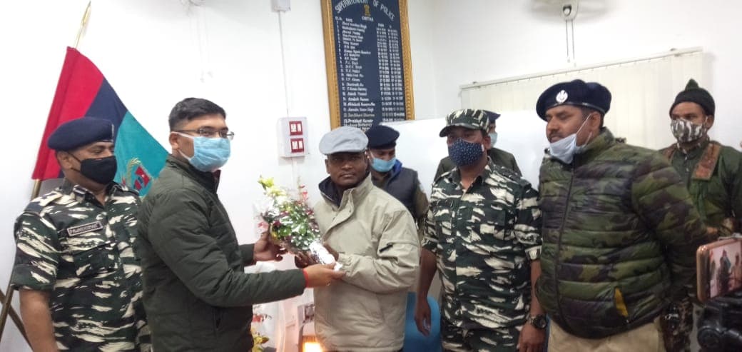 Jharkhand Naxal Latest News : टेरर फंडिंग में एनआईए को थी 15 लाख के इनामी नक्सली मुकेश गंझू की तलाश, चतरा पुलिस के समक्ष किया सरेंडर