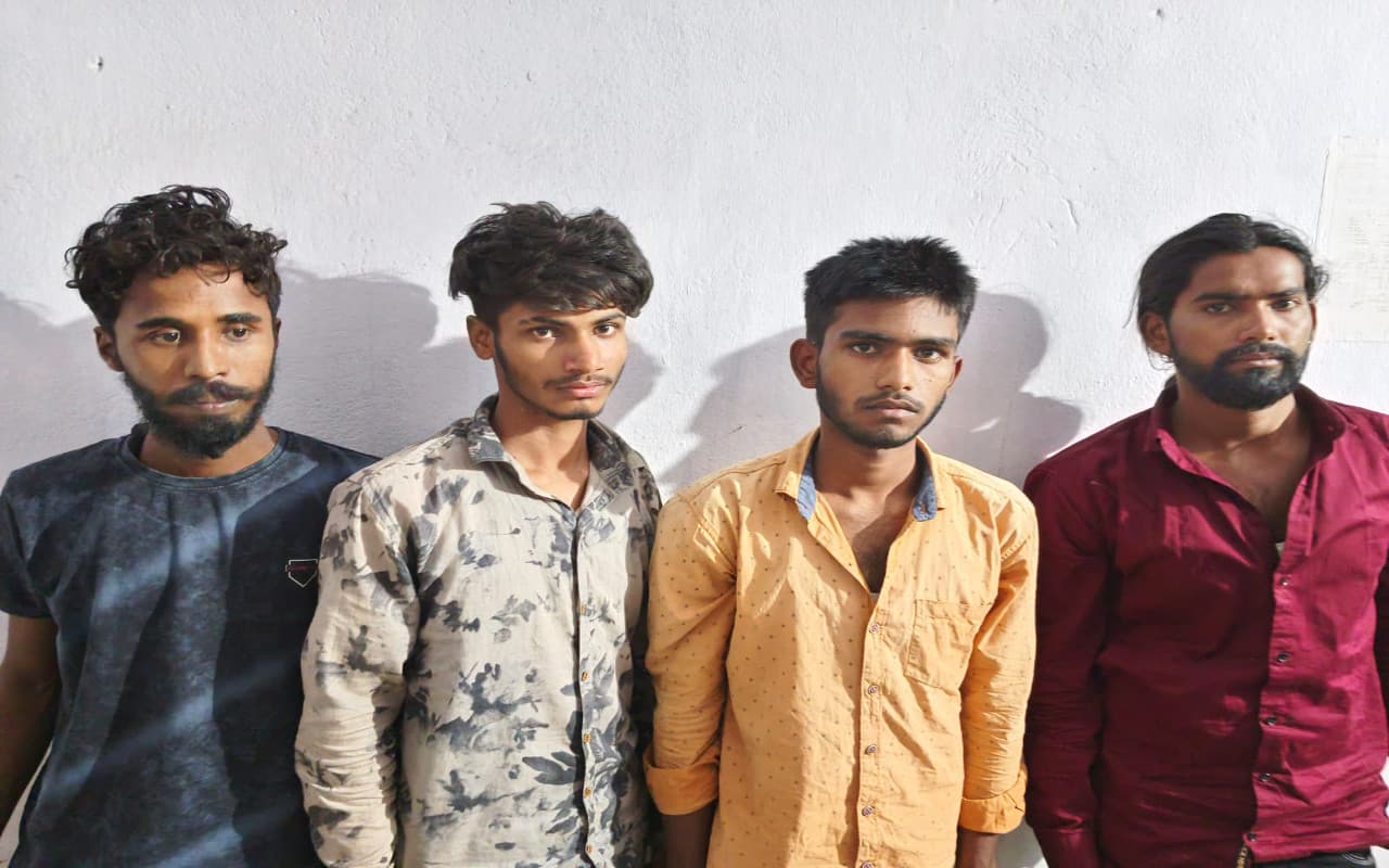 झारखंड : फर्जी पुलिस बनकर लोगों से ठगी करने वाले गिरोह का खुलासा, चतरा पुलिस ने 4 आरोपी को किया गिरफ्तार