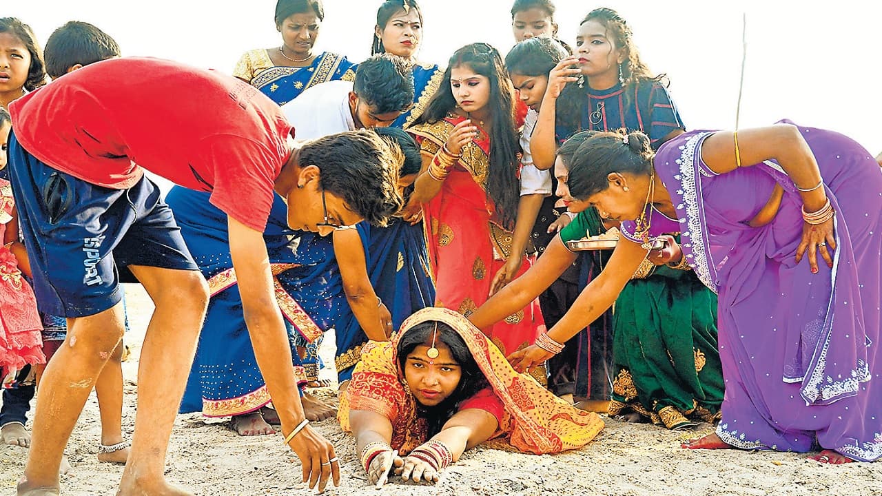 चैती छठ पूजा के दौरान पटना में दिखा अनोखा नजारा, तसवीरों में देखें घर से घाट तक का उत्साह