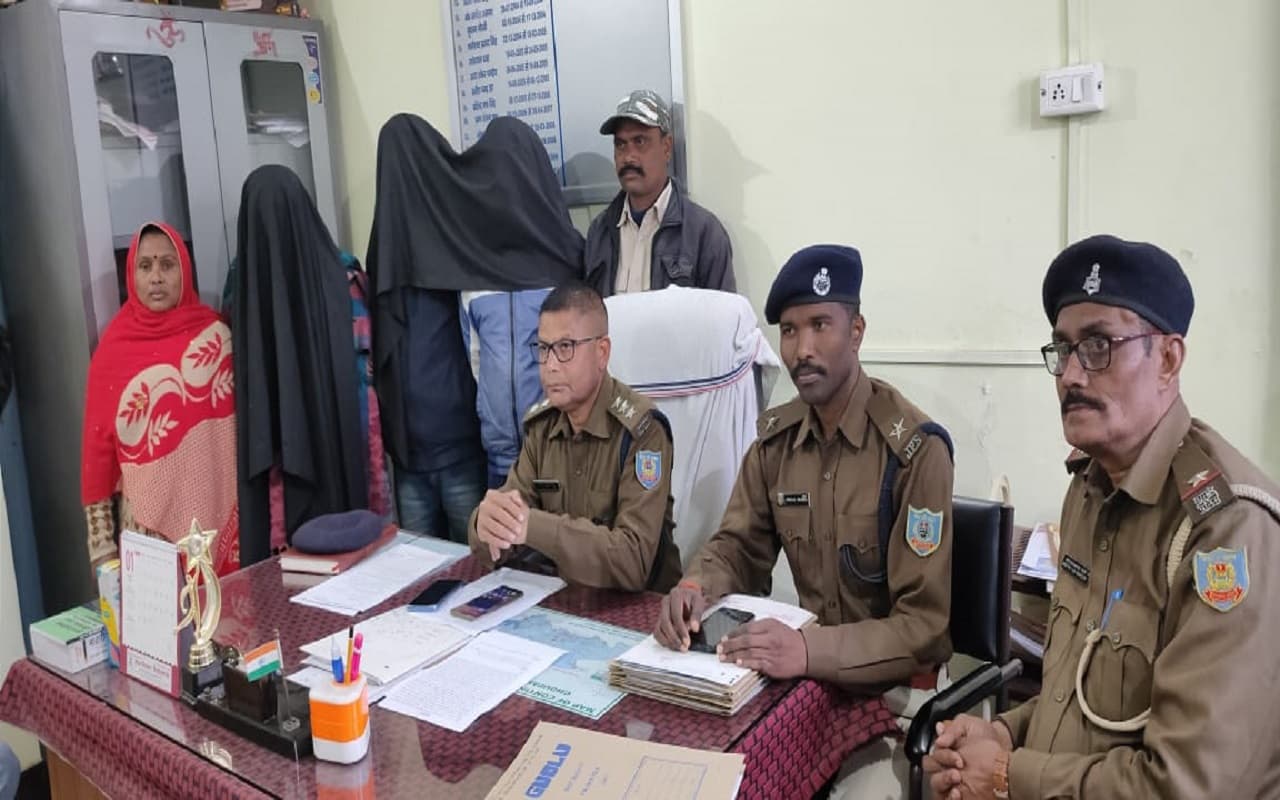 Jharkhand: कारोबारियों को धमकी-भरा मैसेज भेजने के आरोप में खूंटी से पति-पत्नी समेत तीन PLFI नक्सली अरेस्ट