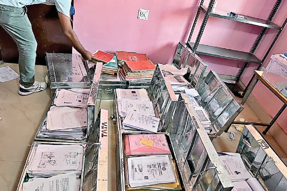 सरकारी जमीन की हेराफेरी मामले में ED का IAS छवि रंजन समेत 18 लोगों के ठिकानों पर छापा, जमकर हो रही पूछताछ