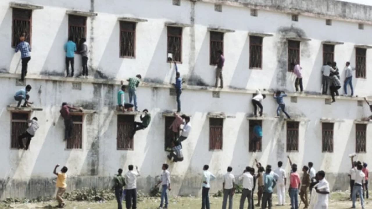 बिहार बोर्ड: परीक्षा में नकल की शर्मनाक फोटो सोशल मीडिया पर वायरल, देखें तस्वीरें