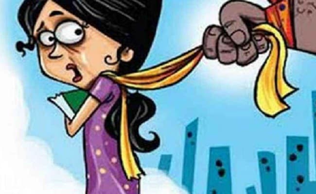 बिहार: खाकी वर्दीधारी बीच सड़क पर छात्रा से करने लगा छेड़खानी, जबरन दिया सिंदूर, लोगों ने जमकर धुना