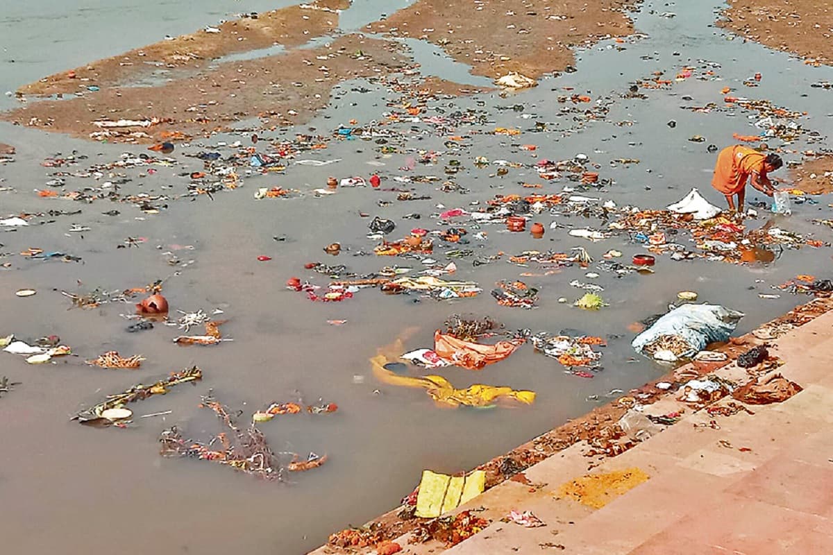 पलामू : कोयल नदी के मरीन ड्राइव छठ घाट स्थल पर फैली गंदगी, नहीं हो रही सफाई