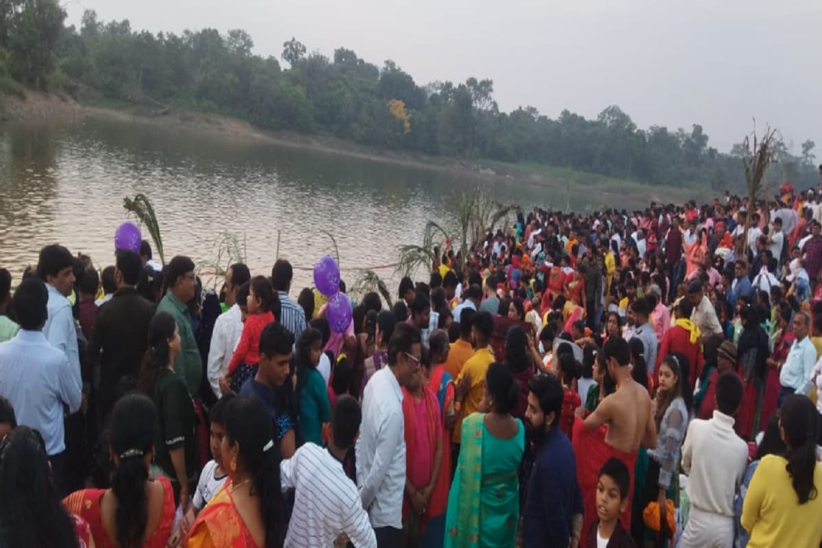 बुंडू में छठवर्तियों ने डूबते और उगते सूरज को दिया अर्घ, परिवार की सुख शांति के लिए की कामना