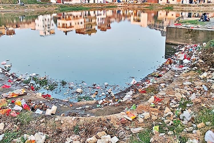 एक दिन बाद छठ शुरू, पर रांची के घाटों पर अब भी पसरी है गंदगी