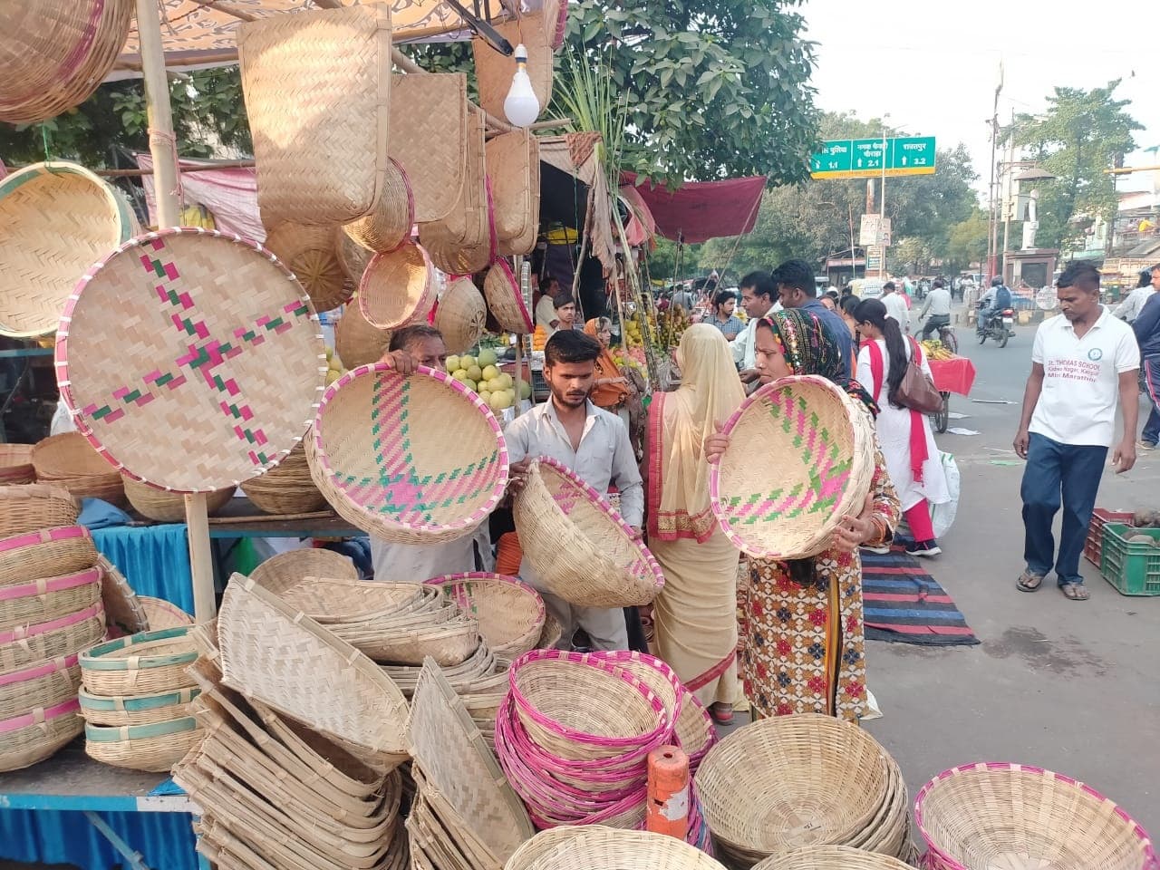 UP: तब लोग कहते थे ये कैसा पर्व है, अब दिवाली के बाद से पूछने लगते हैं कब है Chhath, कानपुर में सजे बाजार