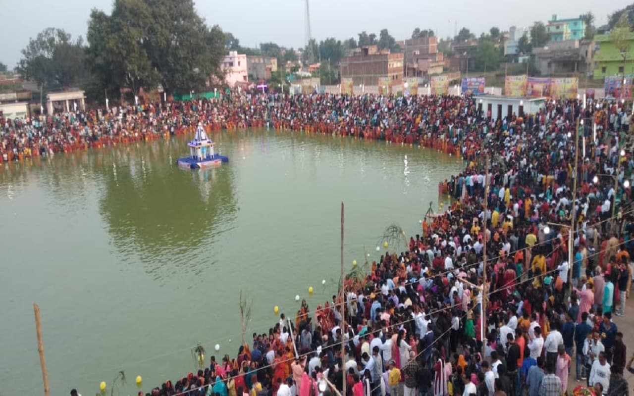 Chhath Puja 2022: झारखंड में अस्ताचलगामी सूर्य को अर्घ्य, देखिए छठ घाटों पर महापर्व छठ की छटा