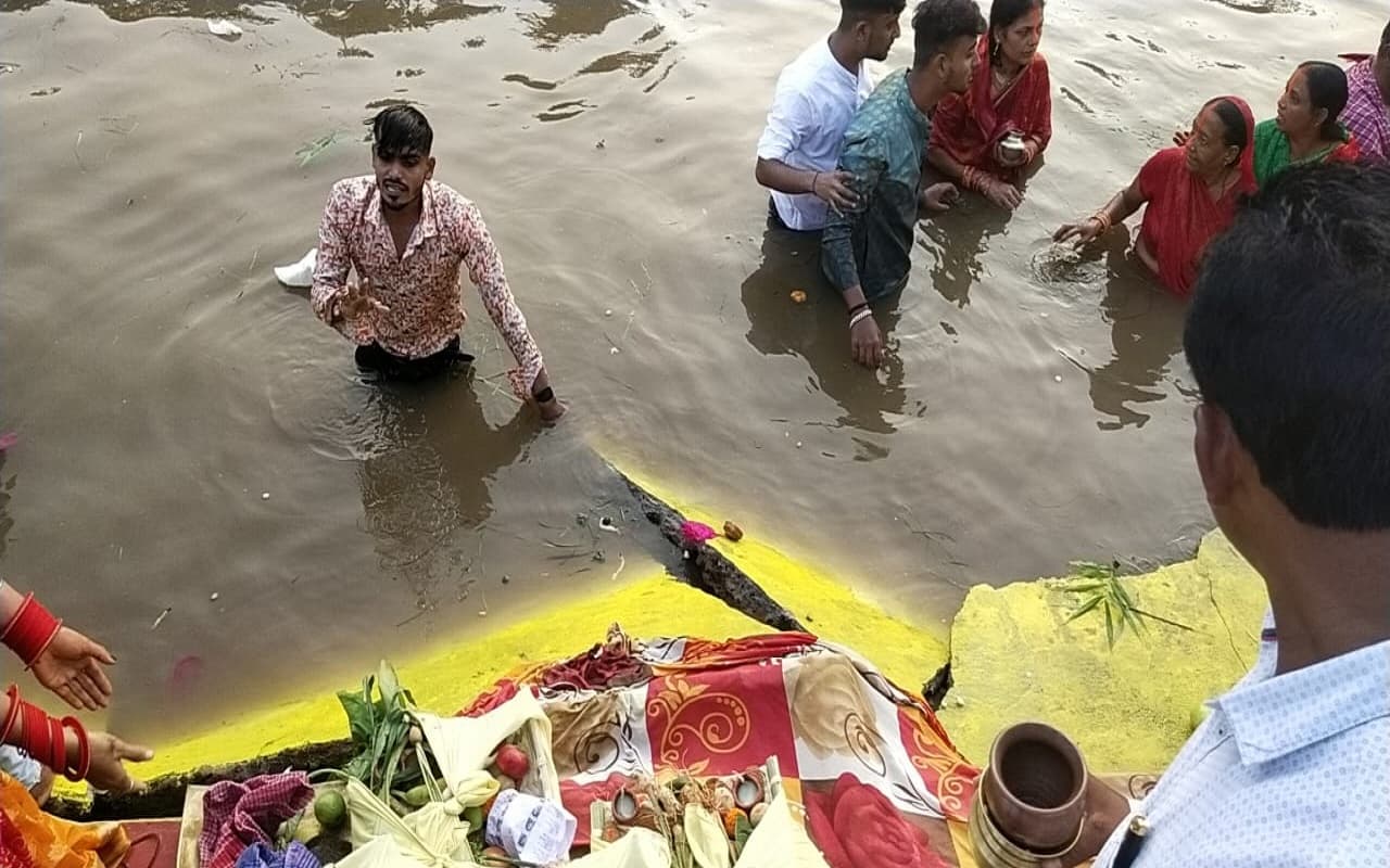 Chhath Puja 2022: पश्चिमी सिंहभूम में अर्घ्य देने के दौरान टला बड़ा हादसा, सीढ़ी टूटने से 5 लोग घायल