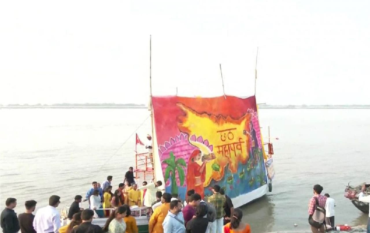 पटना के कलाकारों ने छठ पूजा से पहले किया कमाल, गंगा नदी पर बनाई 21 फीट लंबी और 15 फीट चौड़ी पेंटिंग