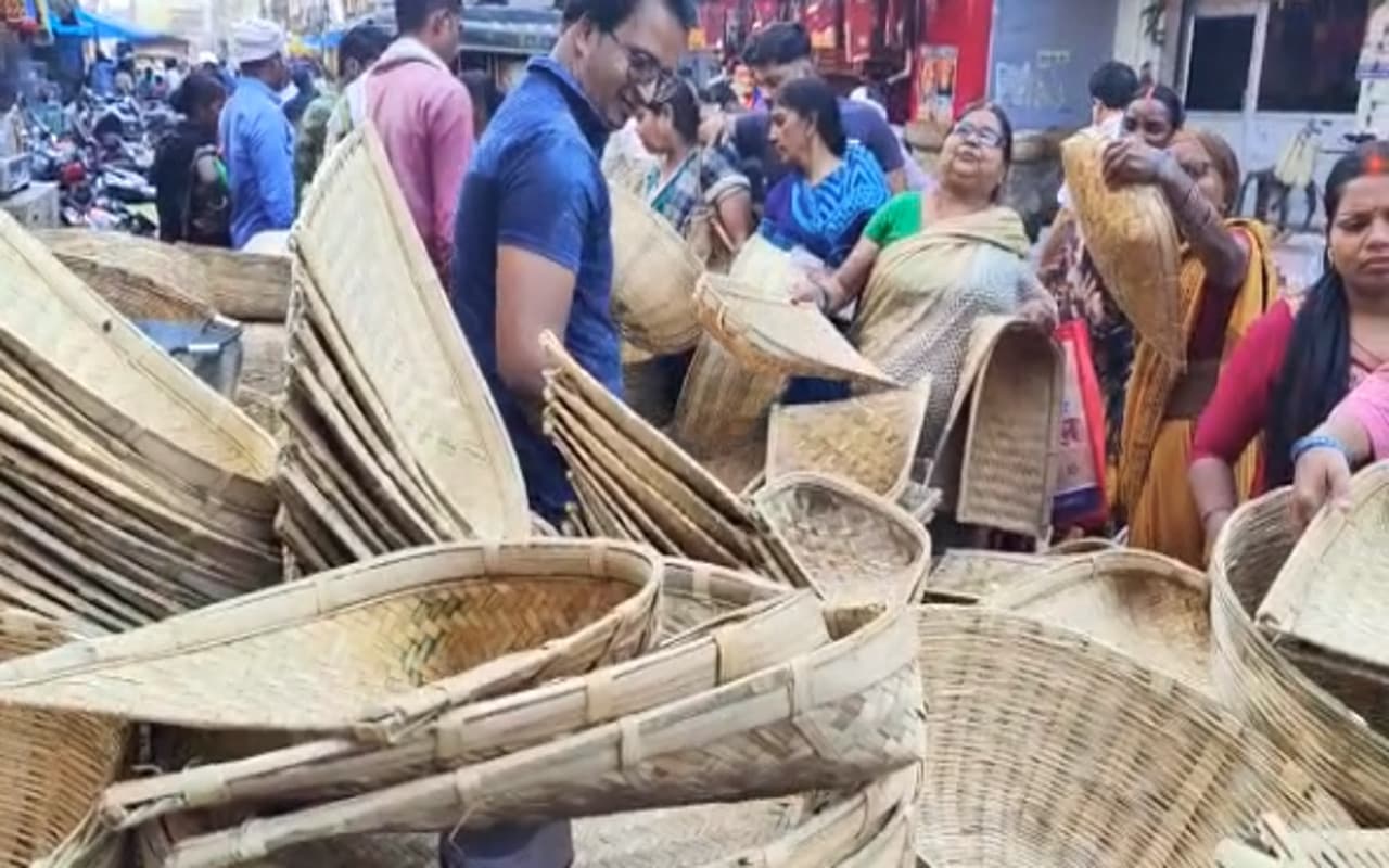 Chhath 2022: महापर्व छठ को लेकर पलामू में तैयारी शुरू, बाजार में उमड़ने लगी भीड़, देखें Pics