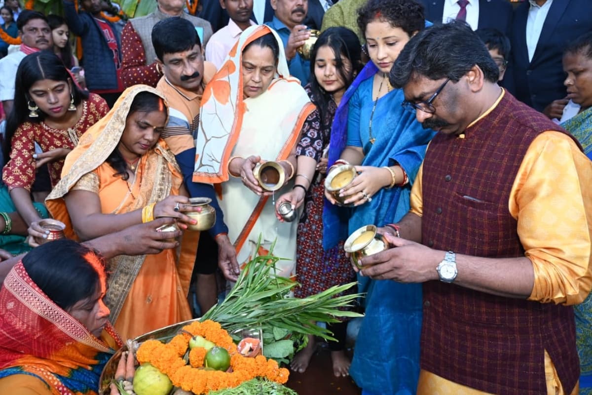 झारखंड:CM हेमंत सोरेन ने पत्नी के‍ साथ अस्ताचलगामी सूर्य को दिया अर्घ्य, टीम इंडिया की जीत के लिए की प्रार्थना