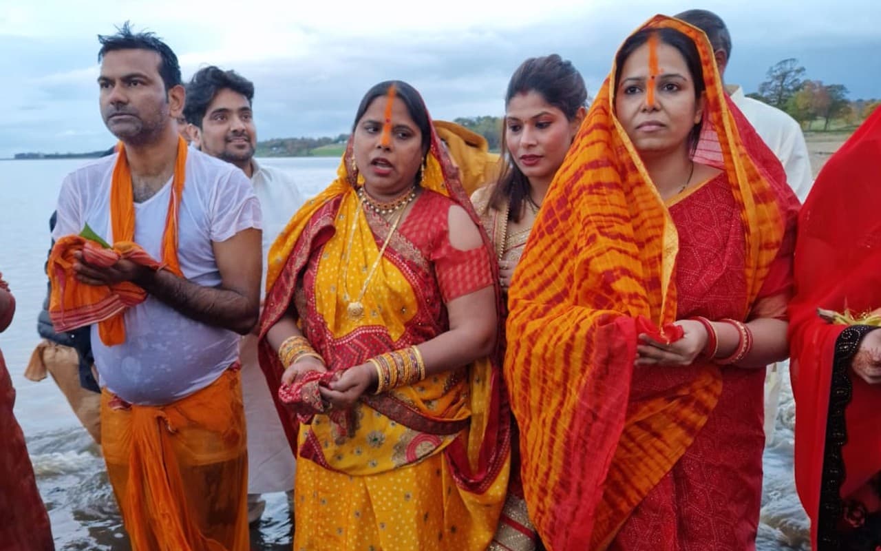 Chhath Puja: चितरपुर के अमितकांत ने स्कॉटलैंड के समुद्र किनारे मनाया छठ पर्व