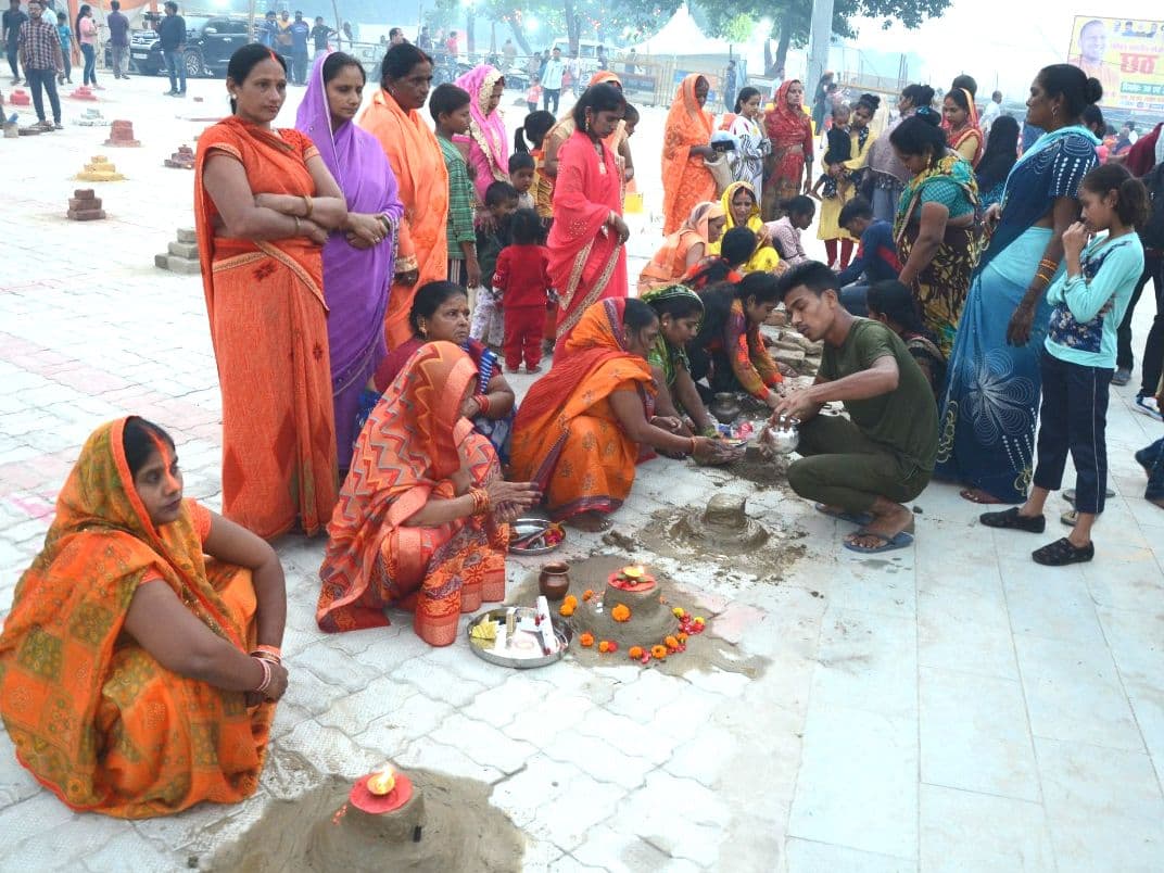 Chhath Puja: खरना पूजा के साथ 36 घंटे का निर्जला व्रत शुरू, रविवार को डूबते सूर्य को दिया जाएगा अर्घ्य