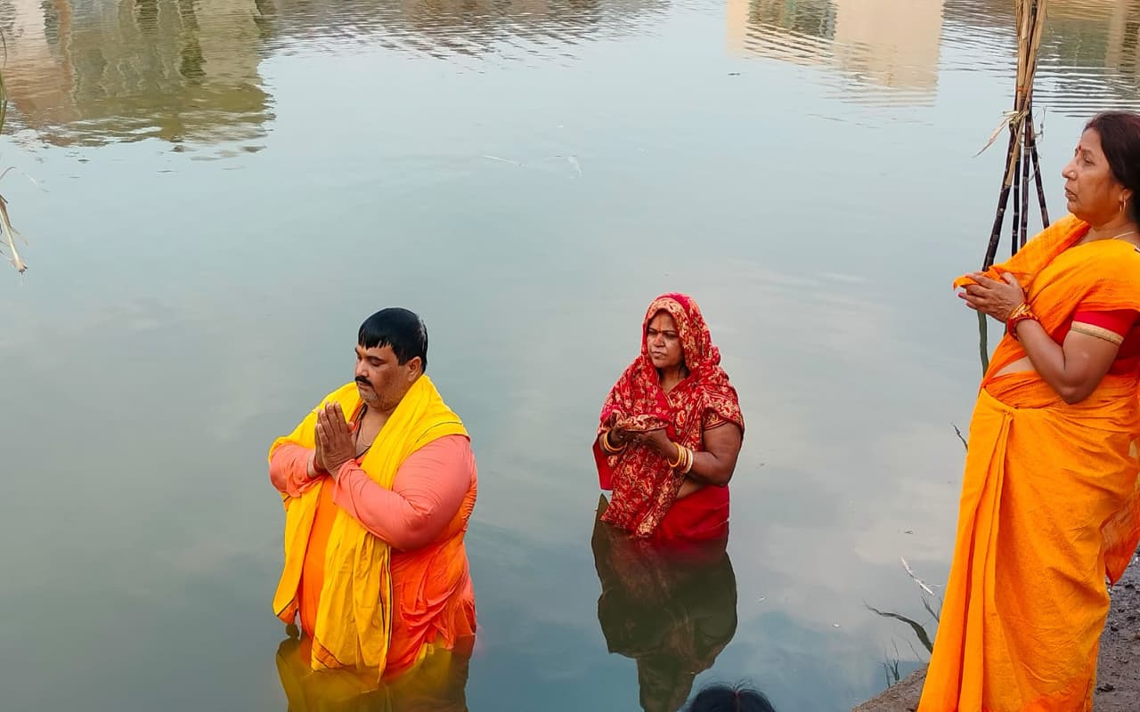 Chaiti Chhath Puja 2023: झारखंड में छठव्रतियों ने लगायी आस्था की डुबकी, डूबते सूरज को दिया अर्घ
