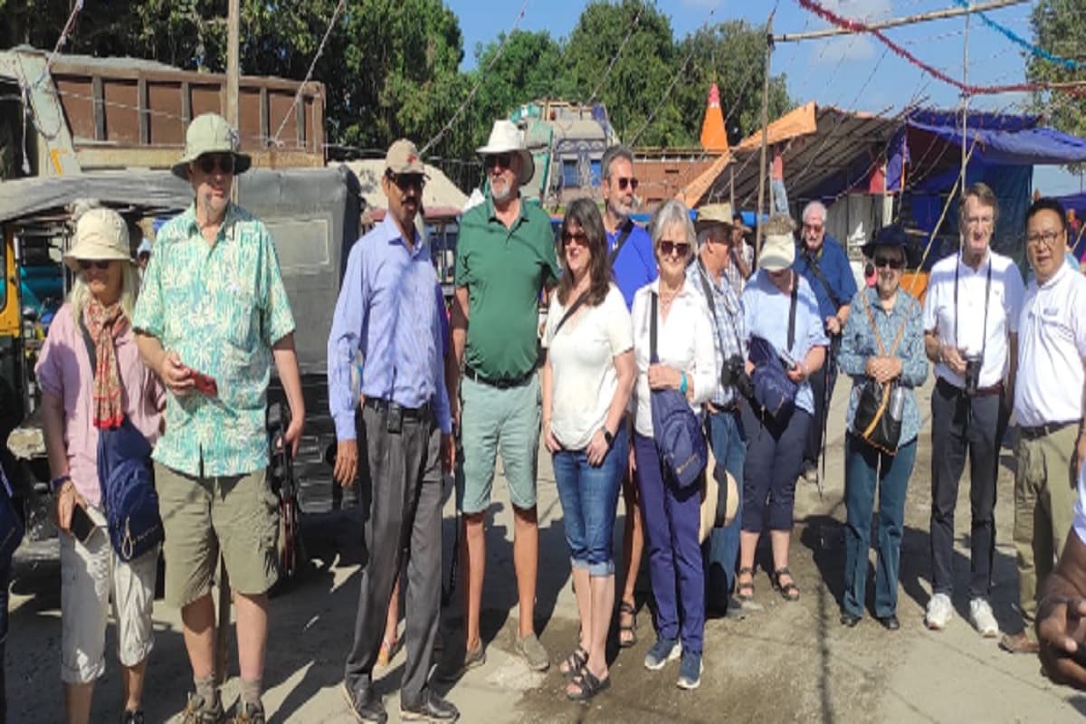 झारखंड: विदेशी पर्यटकों के लिए आकर्षण का केंद्र बना छठ पूजा, देखें तस्वीरें