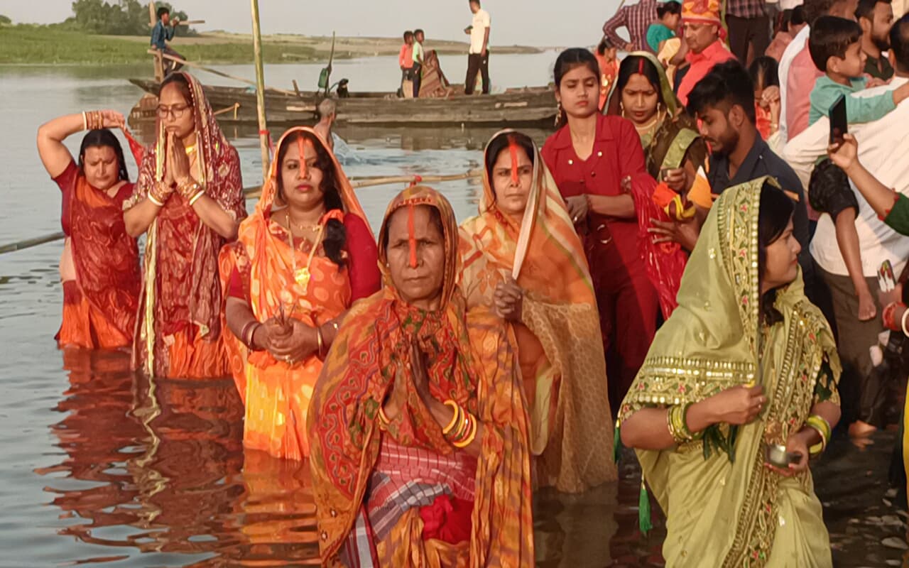 Chaiti Chhath Puja 2023: श्रद्धालुओं ने अस्ताचलगामी सूर्य को दिया अर्घ, मंगलवार को होगा समापन, देखें Pics