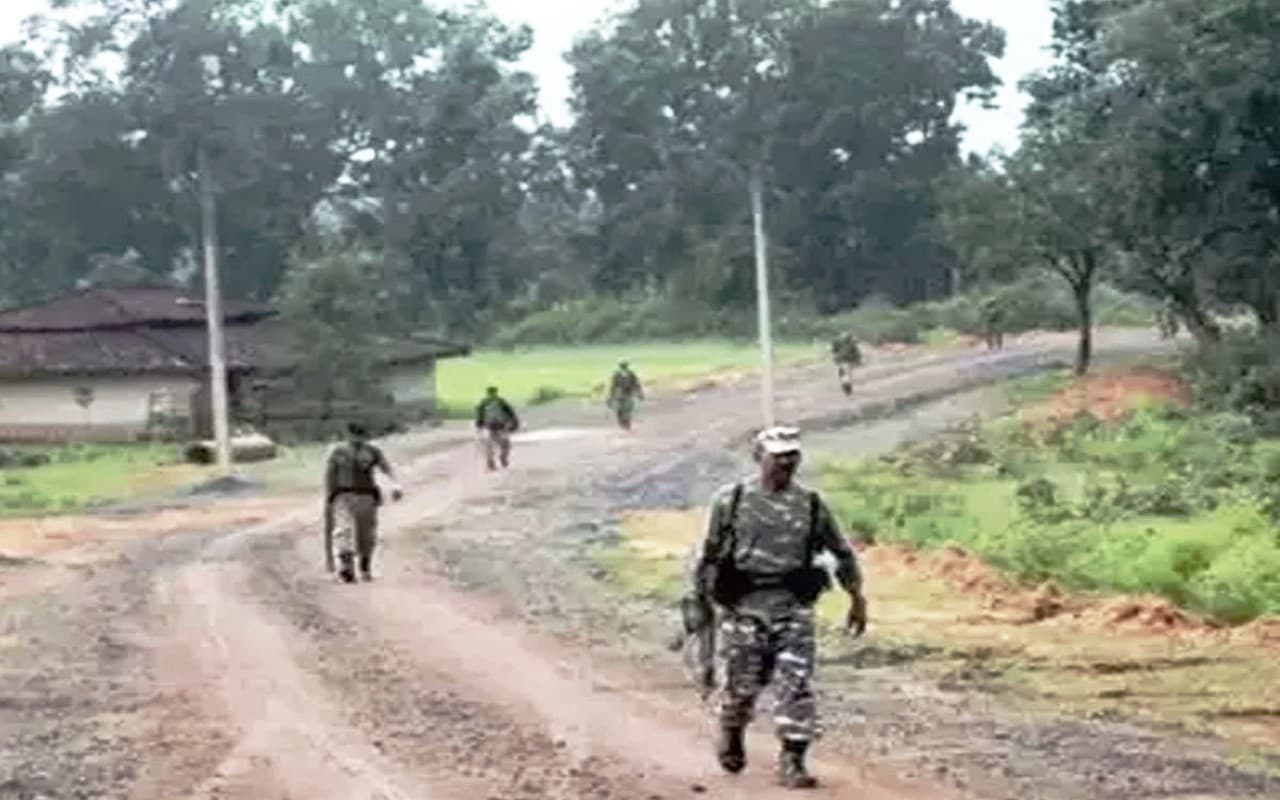 Chhattisgarh में नक्सलियों ने किया आईईडी ब्लास्ट, एक जवान शहीद
