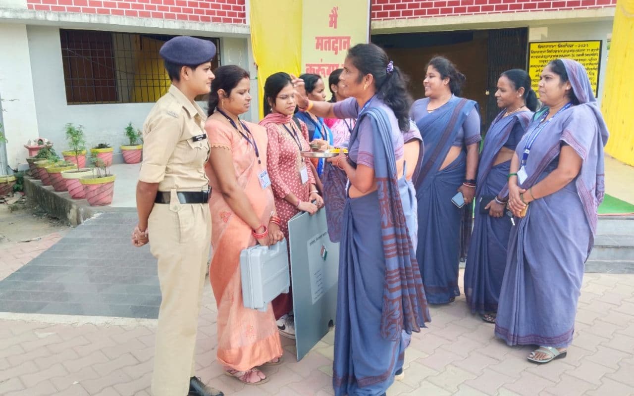 PHOTOS: छत्तीसगढ़ विधानसभा चुनाव के पहले चरण में देखते ही बन रहा है वोटर्स का उत्साह