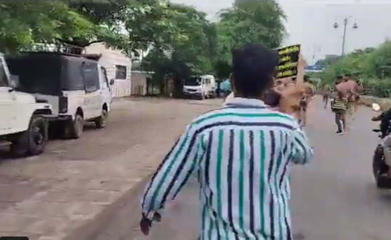 छत्तीसगढ़ में अपनी मांग को लेकर अचानक नग्न होकर सड़क पर दौड़ने लगे ST और SC युवक, जानें क्या है पूरा मामला