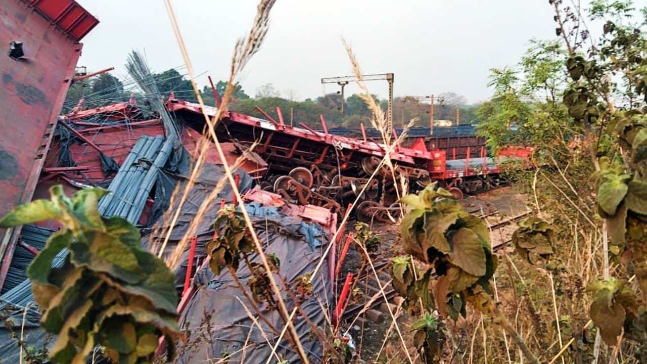 छत्तीसगढ़ में रेल दुर्घटना, मालगाड़ी के 18 डिब्बे पटरी से उतरे, हावड़ा-मुंबई रेलमार्ग बाधित