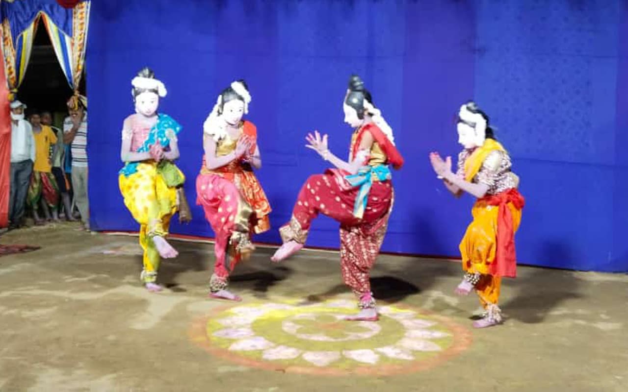 झारखंड : सरायकेला में 60 बाल कलाकारों ने छऊ नृत्य के जरिये बांधा समां, हौसला बढ़ाने पहुंचे सैकड़ों लोग