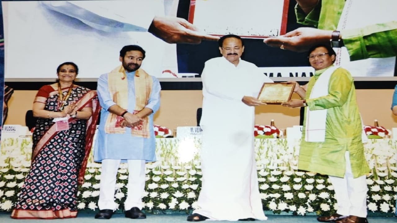 संगीत नाटक अकादमी अवार्ड: उपराष्ट्रपति एम वेंकैया नायडू ने झारखंड के छऊ गुरु तपन पटनायक को किया सम्मानित