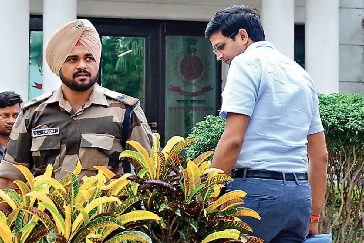 जमीन घोटाला मामले में झारखंड समेत देश के 21 ठिकानों पर हुई थी छापेमारी, IAS छवि रंजन की भूमिका थी संदिग्ध