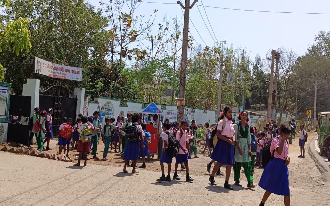 Jharkhand Weather News: पश्चिमी सिंहभूम में आसमान से बरस रही आग, अभी से पारा 41 डिग्री के पार, देखें Pics