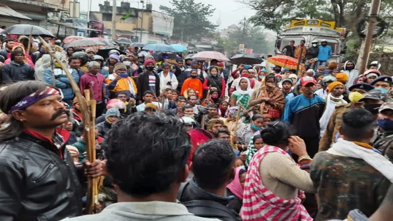 कोल्हान अलग देश मामला : धारा 144 के बीच असुरा हाईस्कूल में चल रही थी फर्जी बहाली, पुलिस ने खदेड़ा था