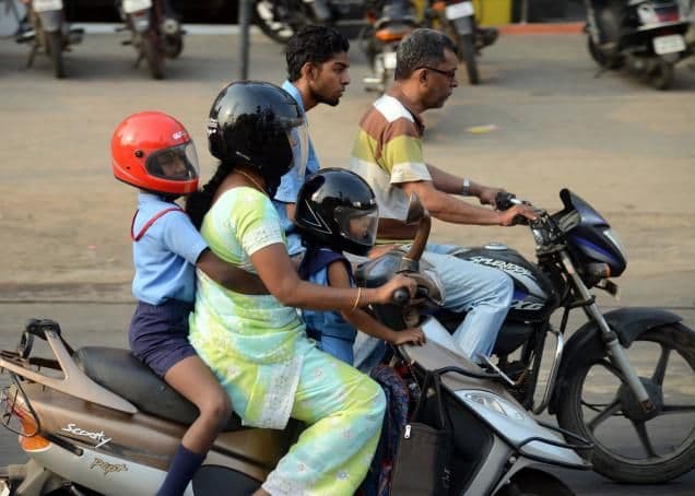 अब बाइक पर पीछे बैठनेवाले को भी पहनना होगा हेलमेट, अभी दी जायेगी नये नियम की जानकारी, फिर वसूला जायेगा जुर्माना