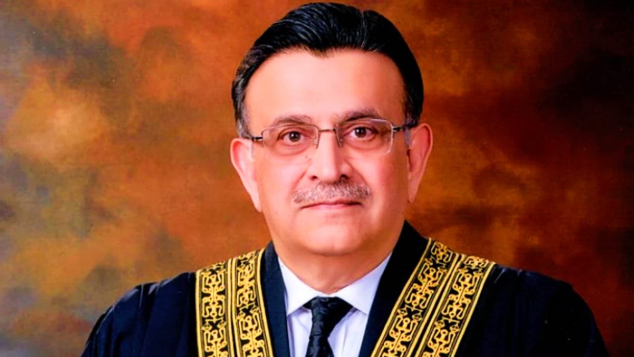 इमरान खान सरकार को सुप्रीम कोर्ट से लगा तगड़ा झटका, जजों ने कहा- डिप्टी स्पीकर का फैसला असंवैधानिक