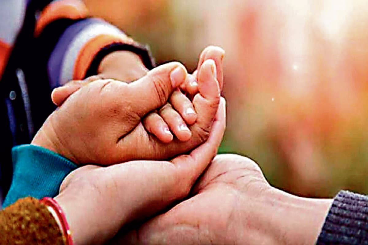 Jharkhand News: रांची से अनाथ बच्चे को लेना चाहते हैं गोद तो जाना होगा धनबाद-जमशेदपुर, जानें क्या है वजह