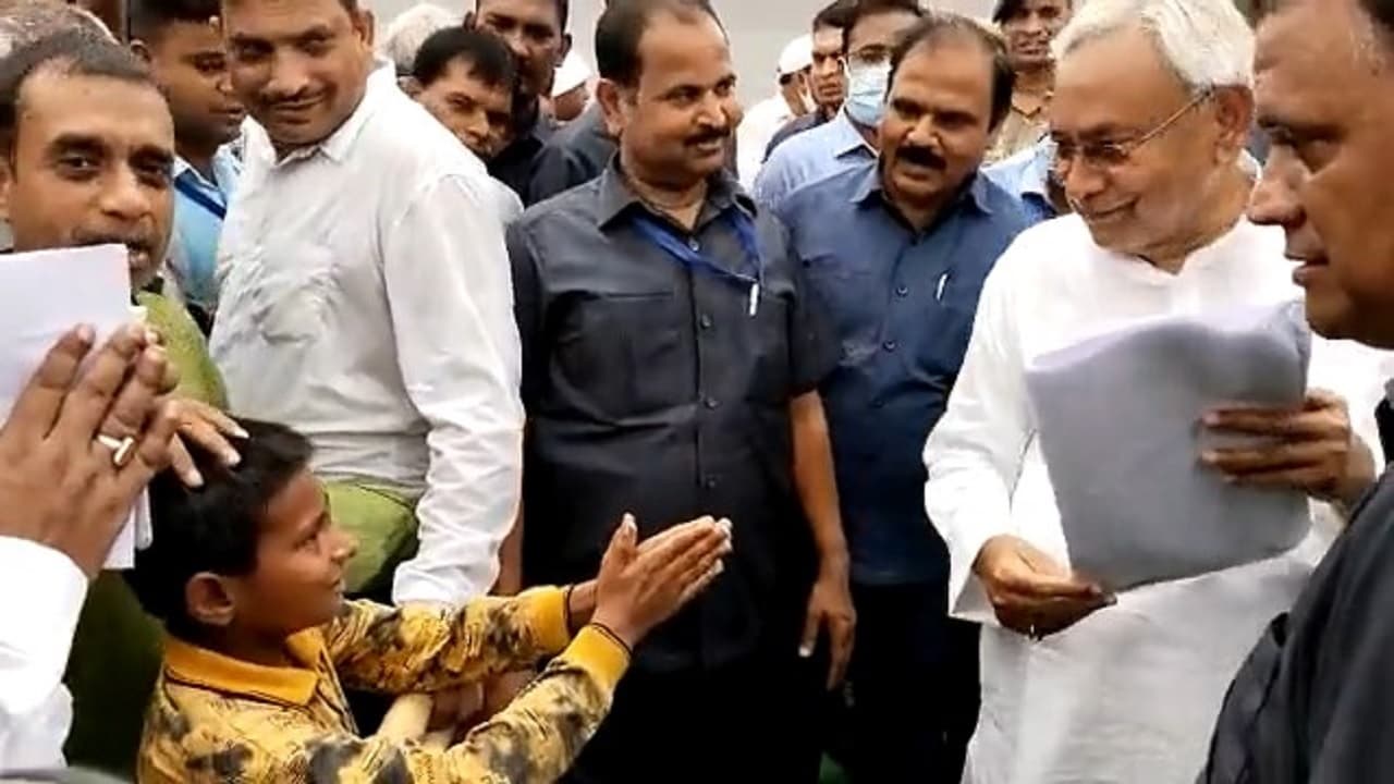 Bihar: सर…पढ़ाई करवा दीजिये ना, IAS-IPS बनेंगे, सीएम नीतीश पहुंचे अपने गांव तो एक बच्चे ने लगायी फरियाद Bihar: सर…पढ़ाई करवा दीजिये ना, IAS-IPS बनेंगे, सीएम नीतीश पहुंचे अपने गांव तो एक बच्चे ने लगायी फरियाद