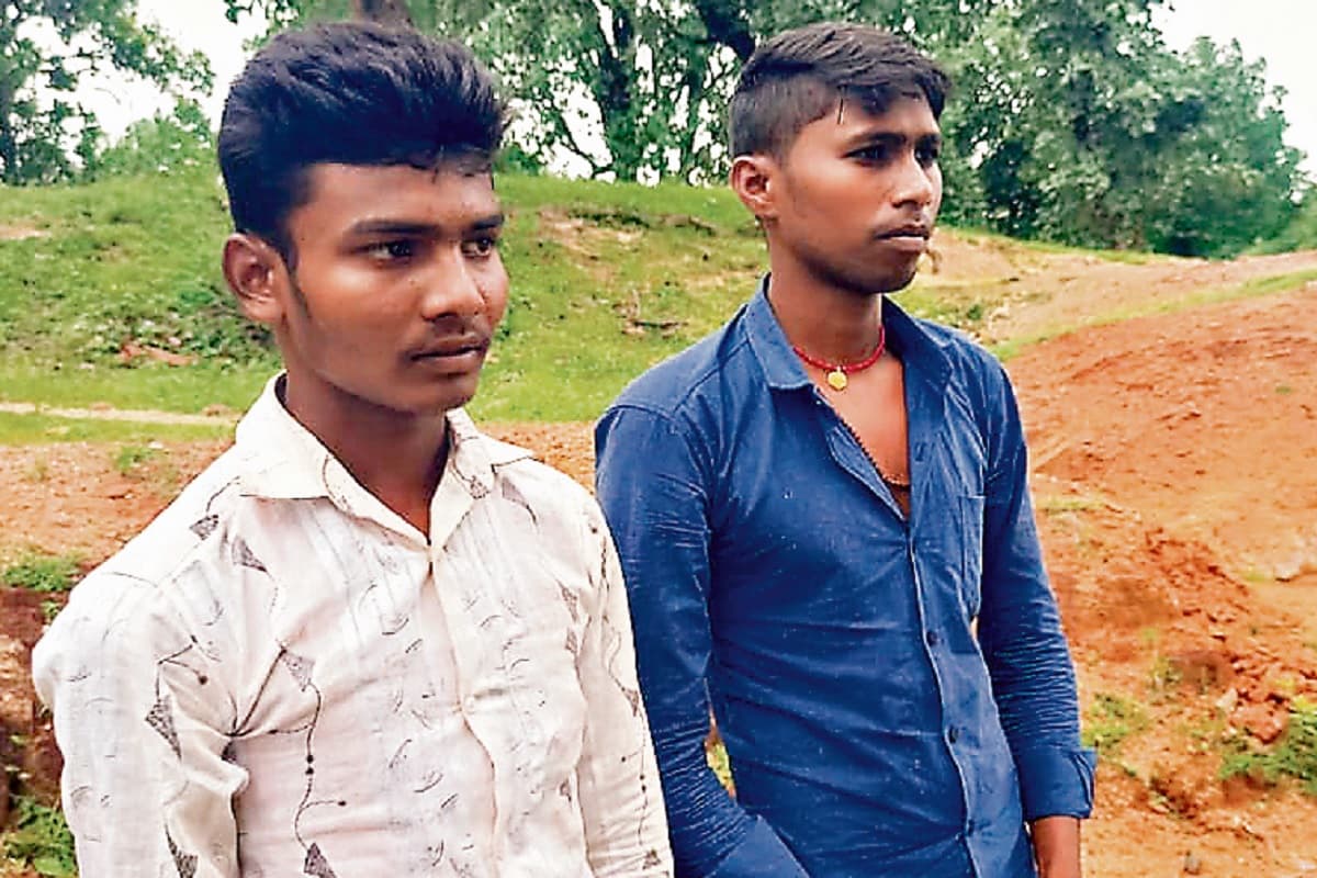 Garhwa: ग्रामीण इलाके में इन दिनों फैलाया जा रहा अफवाह, बच्चा चोर समझ दो युवकों को रातभर बंधक बनाकर रखा