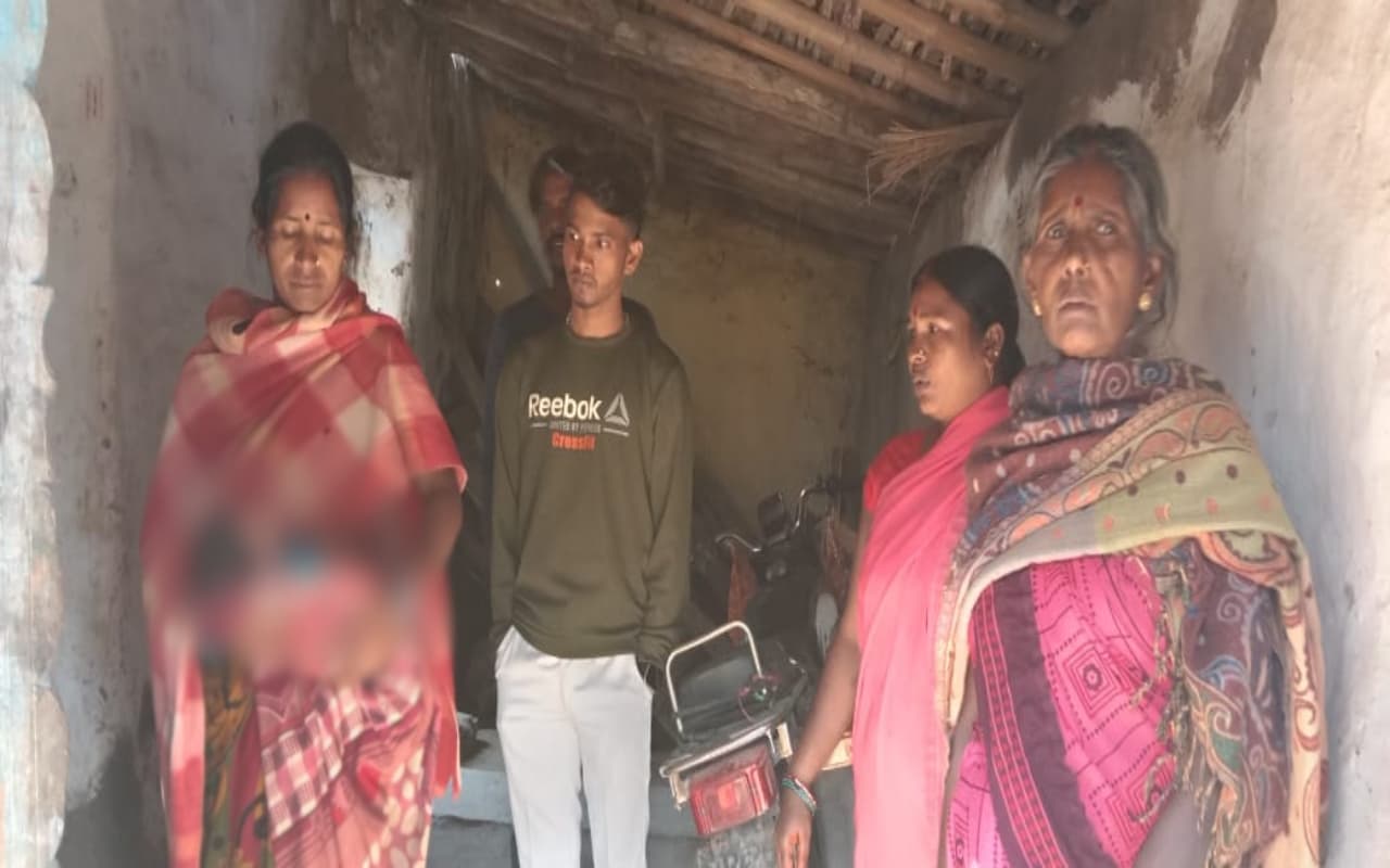 गिरिडीह में आरोपी को पकड़ने गयी पुलिस के पैर से कुचला चार दिन का नवजात ! मौत पर ग्रामीणों में आक्रोश