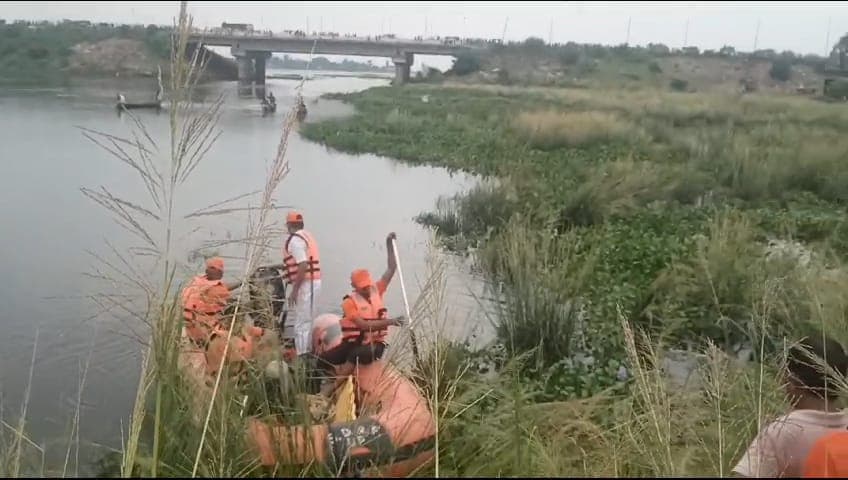 Goprakhpur News: तालाब में नहाने गए तीन युवक डूबे, दो की मौत, एक युवक को बचाया गया