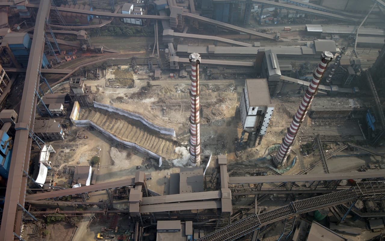 VIDEO: टाटा स्टील में 11 सेकेंड में ध्वस्त हुई 110 मीटर ऊंची चिमनी