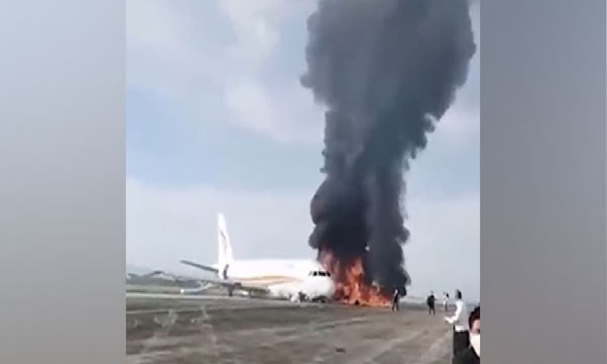 चीन में टेकऑफ के वक्त रनवे पर भयंकर हादसा, आग की लपटों में घिरा विमान, मचा हड़कंप
