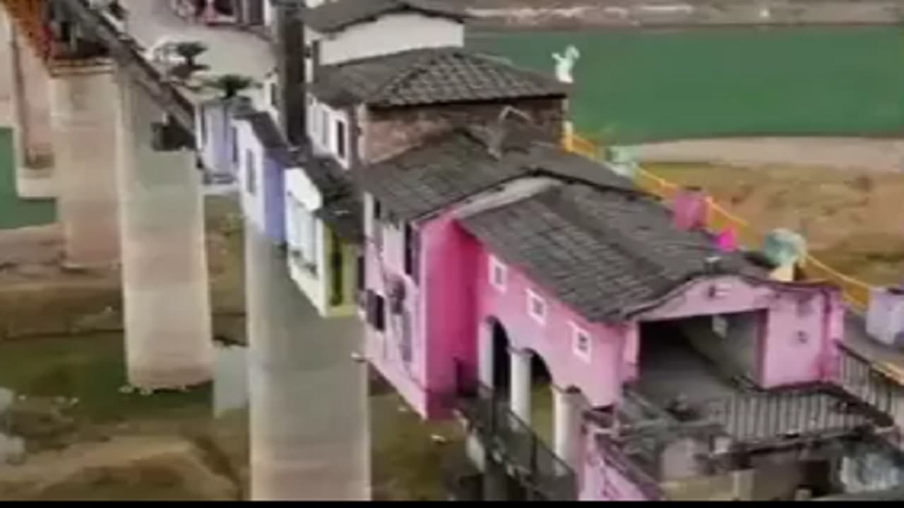 Township On Bridge: सोशल मीडिया पर छाई चीन में पुल पर बसी बस्ती, जानें क्या है खास
