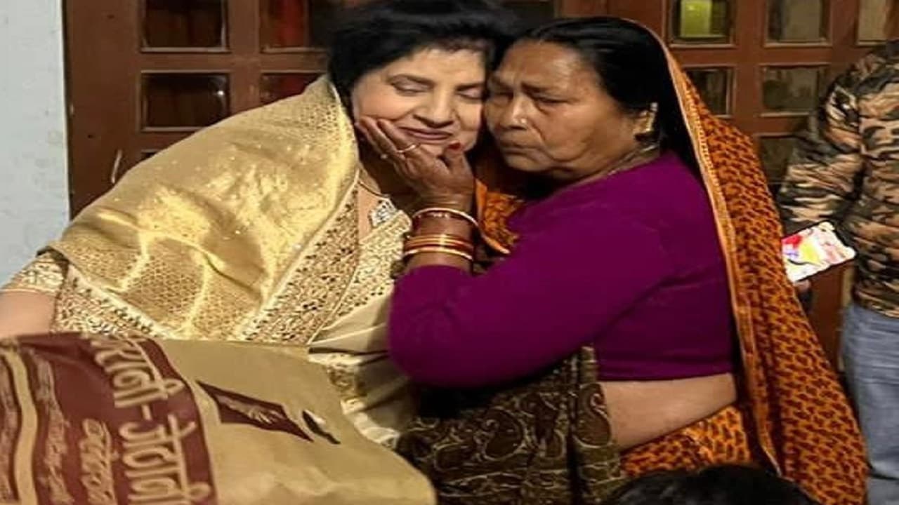 Bihar News: रामविलास पासवान की दोनों पत्नी 44 साल बाद पहली बार मिलीं गले, चिराग को किया दुलार