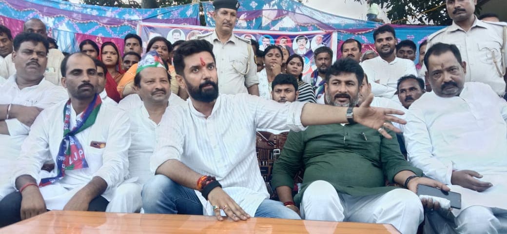 'जहरीली शराब पीने से चली गई आंखें, अब लेना पड़ रहा है जमानत', बेतिया में चिराग पासवान का नीतीश सरकार पर अटैक
