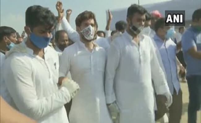 चिराग को रोता देख रामकृपाल की भी आंखें भर आयीं, दोनों काफी देर तक एक-दूसरे को पकड़कर खड़े रहे