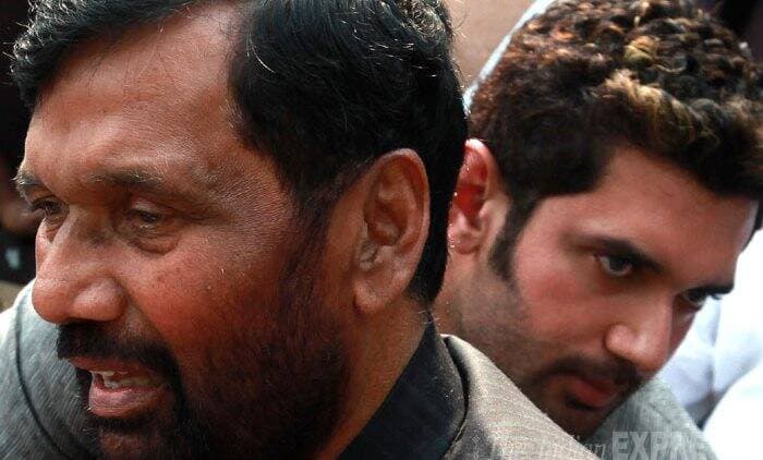 पासवान परिवार में दरार, रामविलास की विरासत संभालने में डगमगा गये चिराग