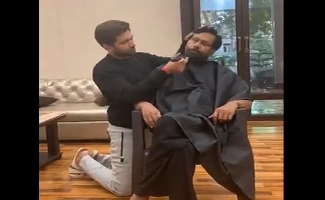 Lockdown : चिराग पासवान ने पापा की दाढ़ी बनायी, VIDEO ट्वीट कर कहा- घर पर रहें, सुरक्षित रहें