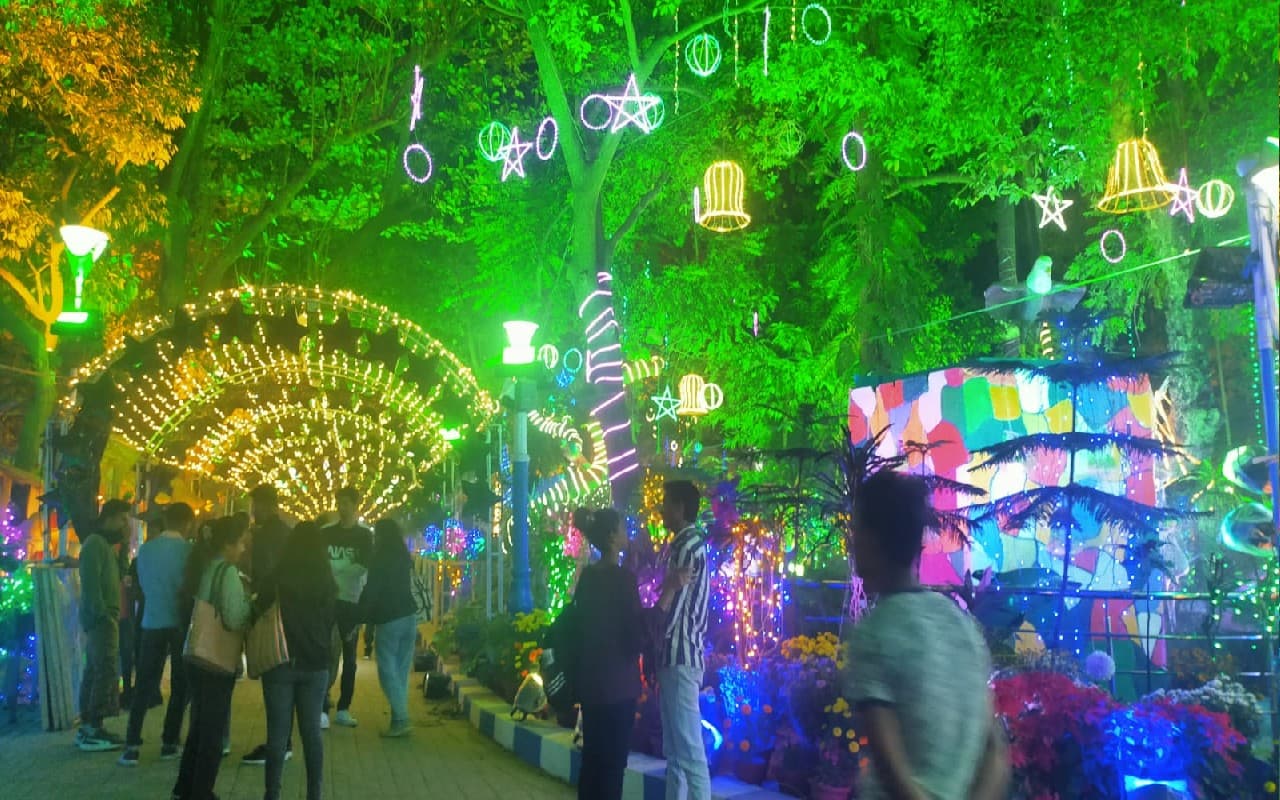 आज से रंग-बिरंगी लाइटों से जगमगायेगा पार्क स्ट्रीट, बच्चों में टॉफी बांटेंगे सांता क्लॉज