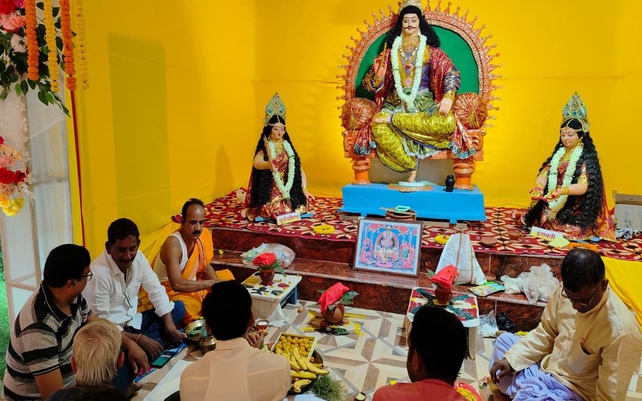 पलामू में 80 वर्षों से हो रही चित्रगुप्त पूजा, कोयल नदी के तट पर बन रहा बेहद खूबसूरत चित्रगुप्त मंदिर