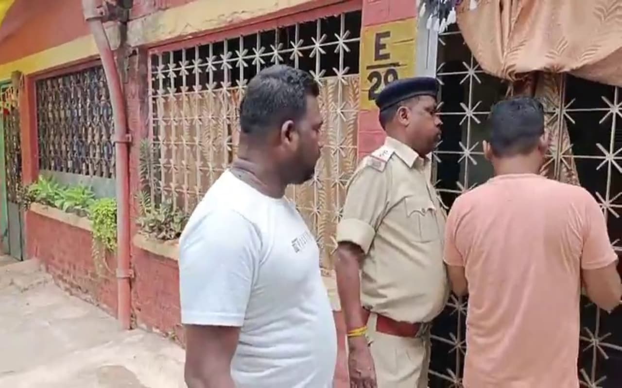 गिरिडीह के सरिया में हथियार के बल पर ट्रांसपोर्टर के घर डकैती, 6 लाख से अधिक की संपत्ति पर किया हाथ साफ